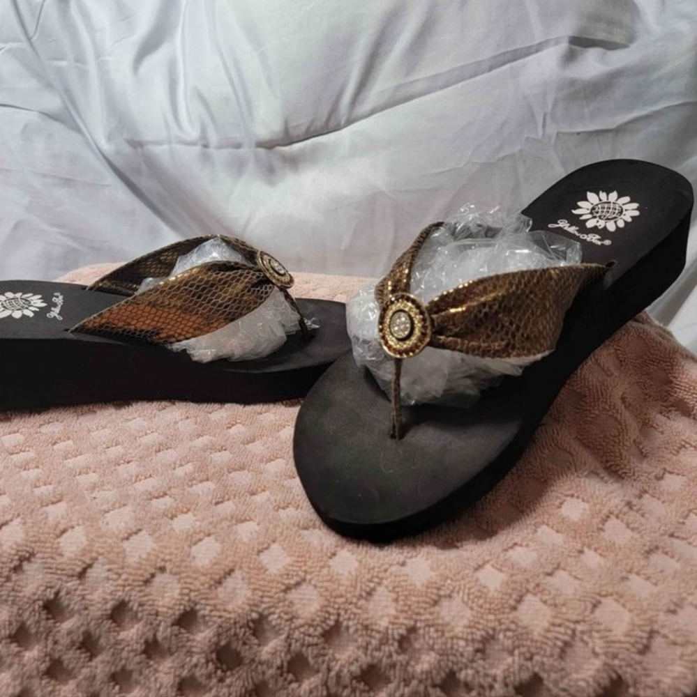 YELLOW BOX FLIP-FLOPS